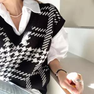 여성 캐주얼 체크 디자인 니트 베스트