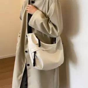 은창]매듭 버클 사선 지퍼 반달 크로스백 가방 남녀공용 숄더백 에코백 토트백 가방 백 장바구니 쇼핑백 쇼