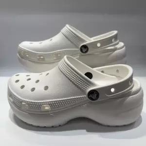 [크록스] 클래식 플랫폼 클로그 우먼206750-100