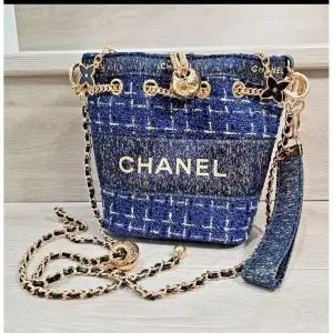 샤넬 뷰티 증정품노벨티 백 블루 트위드 골드 CC 하드웨어 버킷 VIP 선물