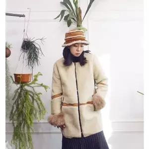 [앞머리]뽀글이 양털 배색 라운드넥 무스탕 하프코트n015