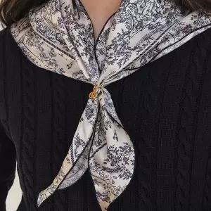 [헤지스](대구신세계)[뜨왈드주이] Toile de Jouy 네이비 삼각링 러플 실크 스카프(링포함) HISC5F331N2