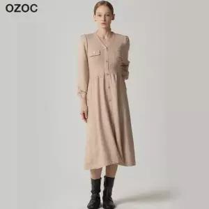 퍼프 숄더 버튼 디테일 플레어 니트 원피스