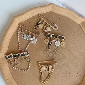 브로치 정장 와이셔츠 패션 뱃지 뱃찌 배지 진주브로치 명품브로치 명품 진주 큐빅 블랙 자개 선물 럭셔리