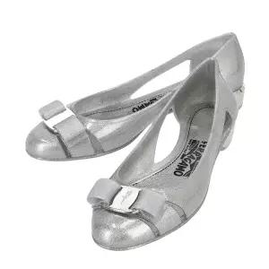 [페라가모] 24SS (A_VARA JELLY SILVER 0726366) 여성 바라 젤리 플랫슈즈