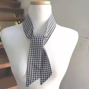 프렌치 새틴 봄 가을 스카프 쁘띠 하운드 반다나