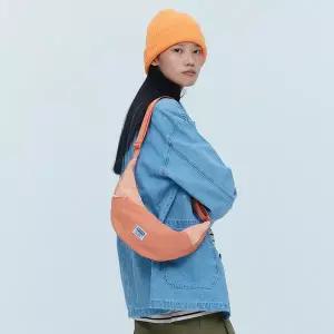 [아웃도어프로덕트](신세계 사우스시티)슬림 바나나 숄더 백 (WO13ZUOABZ27)