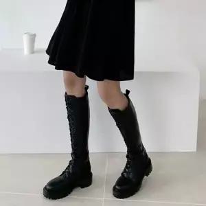 레이스업 753VVM53 디테일 청키솔 여성 롱 워커부츠 5FWY