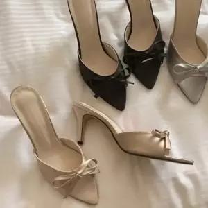 슬림 쉐입 앞코 나비모양 발등커버 리본장식 슬리퍼힐 여성슬리퍼 여름슬리퍼