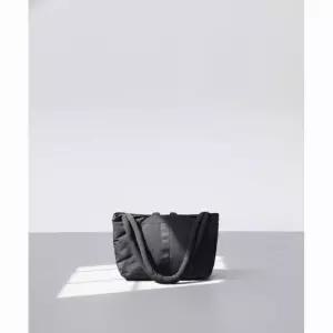 플랙 PLAC 위빙 스트랩 패디드 백 블랙 여성 패딩백 숄더백