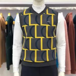 루이까스텔 FW 남성 전판 3도 자카드 로고 브이넥 조끼 7MDVT933E