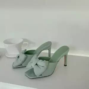 엠보싱 리본장식 포인트 스퀘어 쉐입 데일리 뮬 힐 WE93E91