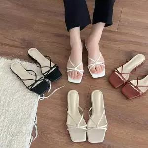 슬림 가죽 스트랩 꼬임 디테일 스퀘어 쉐입 슬리퍼 WE8C40B