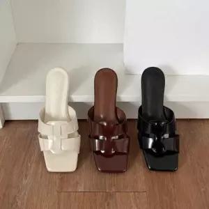 가죽 스트랩 유니크 꼬임 디테일 스퀘어 쉐입 슬리퍼 WE8C409