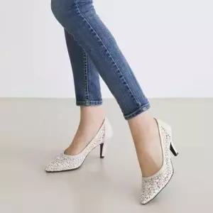 레이스 시스루 메쉬 소재 슬림 쉐입 앞코 펌프스 구두 WE8C3FF