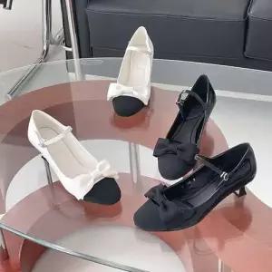 에나멜 유광 소재 리본장식 포인트 스트랩 펌프스 WE7F9D6