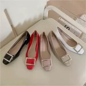 스퀘어 스팽글 장식 포인트 베이직 디자인 펌프스 WE7F9C2