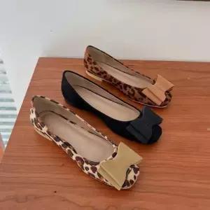 호피 스웨이드 디테일 리본장식 포인트 플랫슈즈 WE7F9C1