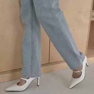 베이직 데일리 컬러 뾰족 앞코 버클 스트랩 펌프스 WE7F9D4