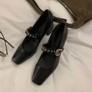 발등 펀칭 스트랩 골드 버클 포인트 펌프스힐 구두 WE7F9D3