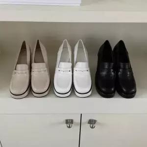 블랙 테두리 라인 디테일 가죽스트랩 미들힐 로퍼 WE7F9D2