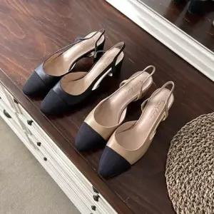 사이드 절개라인 블랙 투톤 앞코 디테일 슬링백힐 WE7F9D1