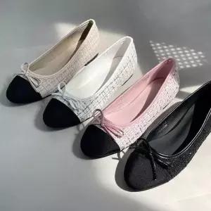 트위드 패턴 디자인 베이직 쉐입 리본장식 플랫슈즈 WE7C6EA