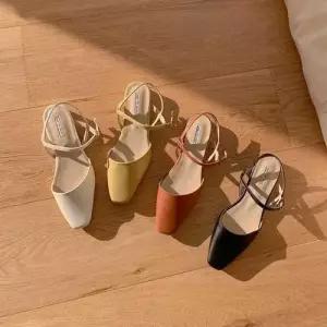 슬림 스퀘어 앞코 디테일 버클스트랩 로우굽 스트랩힐 WE7C6C9