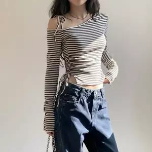 [신상오픈런]|KHTA1F1|여성 슬림핏 스트라이프 셔링 오프숄더 롱슬리브 티셔츠