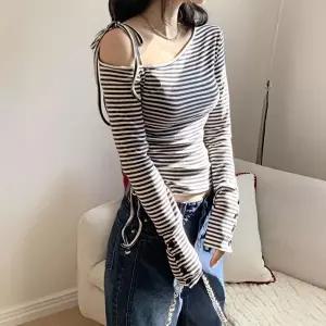 [신상오픈런]|KHTA1F1|여성 슬림핏 스트라이프 셔링 원 오프숄더 롱팔 티셔츠