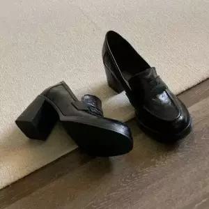 스파이더맨 여성용 블랙 빈티지 오피스룩 가죽 구두 무음 로퍼 소프트 힐 버전 OPH5