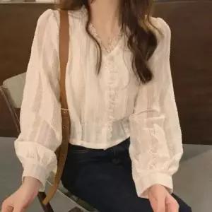 [옷은날개] 여리핏 시시루 펀칭 레이스 브이넥 숏 블라우스