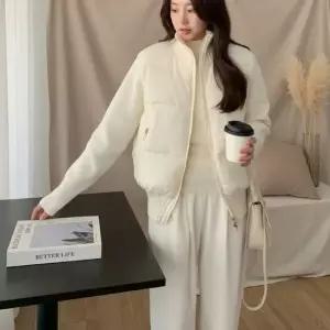 여성 루즈핏 하이넥 패딩 니트 베스트