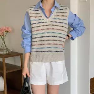 여자 쟈가드 배색 스트라이프 브이넥 봄 패턴 니트조끼