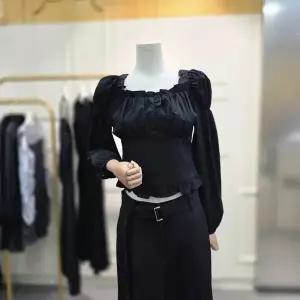 [에고이스트]스퀘어넥 러플 볼륨 긴팔 블라우스 ES2OBL52BK_CA