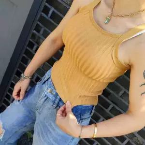 여자 겨자 크롭 니트 탑 데일리 나시패션 여름 민소매상의 민소매티