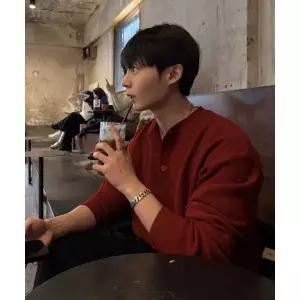 GLW 에센셜 라운드넥 니트 가디건 레드