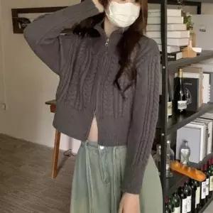 [옷은날개] 투웨이 지퍼 꼬임니트 크롭 목폴라 데일리 가디건