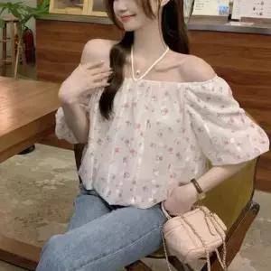 [옷은날개] 튤립 자수 포인트 시스루 오프숄더 밴딩 블라우스