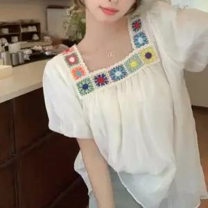 [옷은날개] 스퀘어넥 자수 포인트 블라우스 스프라이트 세로 주름