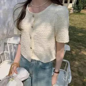 [의류] 꽃 단추 엠보 링클 볼륨 크롭 블라우스