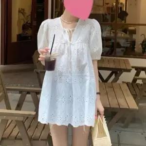 [의류] 브이넥라인 리본 스트랩 벌룬 소매 펀칭패턴 블라우스