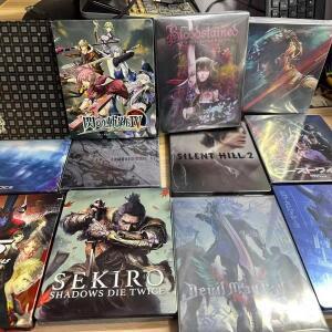 프리미엄 엠보싱 스틸북 컬렉터스 에디션(독점 아트 포함)(PS4/PS5/Xbox 호환) - 게임은 포함되지 않음