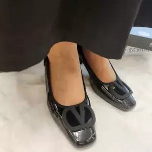 [하프클럽/]에나멜 V버클 미들힐