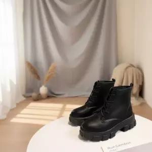 여성 가을겨울 데일리 레더 앵클 통굽 레이스업