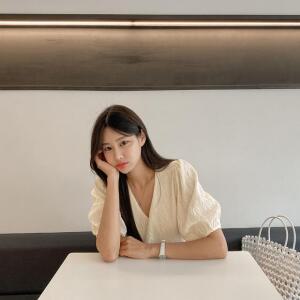 [시크릿라벨] [어좁추천/하객룩] 자가드 퍼프 반팔 블라우스