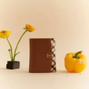 닥스 액세서리 25FW [VICTORIA] 브라운 체크배색 DD로고 3단 중지갑 DCWA5F423W2