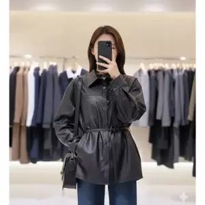 [롯데백화점]SOUP 셔츠형 벨티드 페이크레더 셔켓  SCRLE31