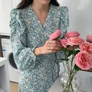 [옷은날개] 플라워패턴 브이넥 랩형 어깨셔링 롱 드레스