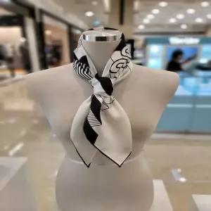 [DAKS]닥스 실크 정사각 미니스카프 FKO009O